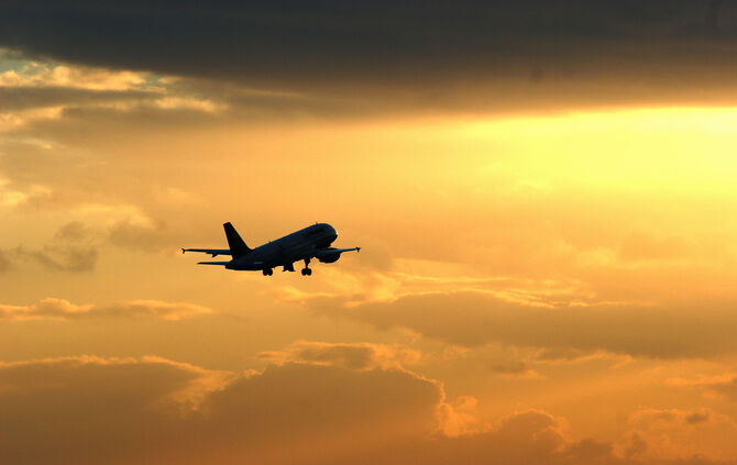 Wer eine Fernreise mit dem Flugzeug gebucht hat, gerät momentan womöglich ins Grübeln. (Symbolfoto)