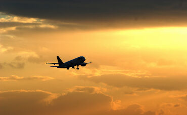 Wer eine Fernreise mit dem Flugzeug gebucht hat, gerät momentan womöglich ins Grübeln. (Symbolfoto)