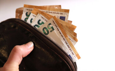 Immer wieder ergaunern im Ausland ansässige Täter hohe Beträge. Geschulte Personen lügen am Telefon das Blaue vom Himmel herunte