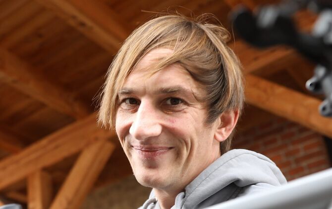 Daniel Baier, Vorsitzender des Grünen-Ortsvereins, kritisiert den geplanten Brückenbau (Archivbild).