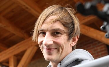 Daniel Baier, Vorsitzender des Grünen-Ortsvereins, kritisiert den geplanten Brückenbau (Archivbild).