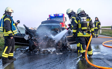 Die Feuerwehr löschte des brennende Auto.
