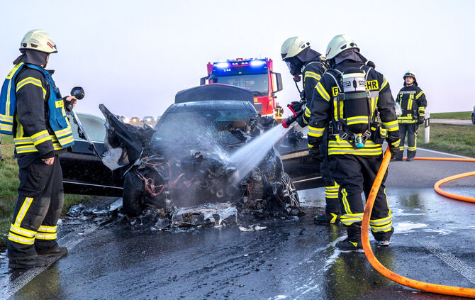 Die Feuerwehr löschte des brennende Auto.