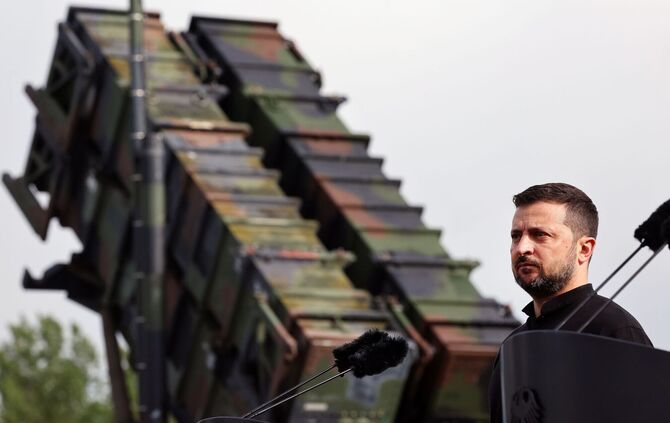 Wolodymyr Selenskyj vor einem Flugabwehrsystem Patriot