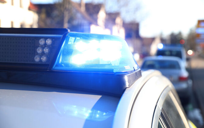 Nach einem Unfall auf der B14 sucht die Polizei den Verursacher, der unerlaubt weitergefahren ist (Symbolfoto).