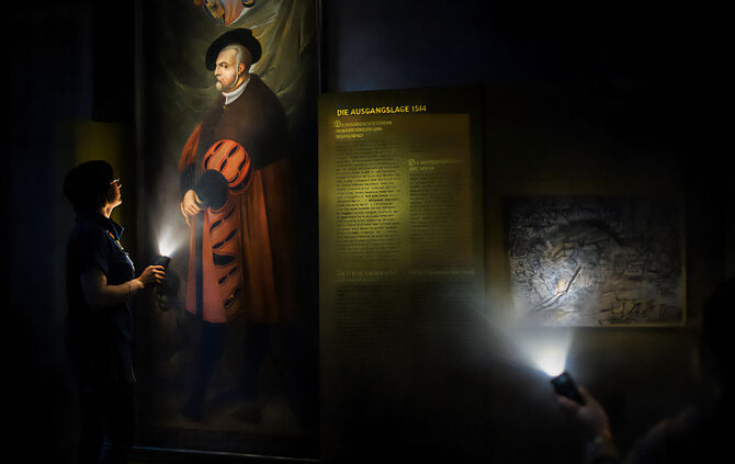 Es wird spannend bei der Taschenlampenführung im Württemberg-Haus Beutelsbach.