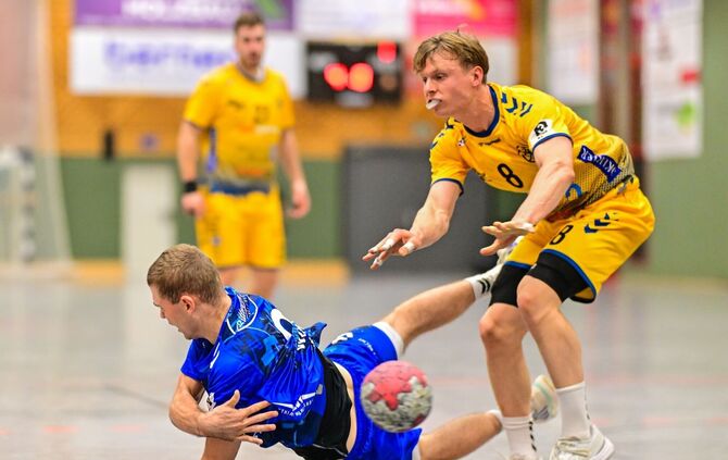 Im Hinspiel setzten sich Sören Winger (blaues Trikot) und der TVB II gegen Felix Sproß und die HSG Konstanz knapp mit 33:31 durc