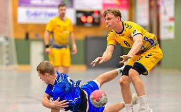 Im Hinspiel setzten sich Sören Winger (blaues Trikot) und der TVB II gegen Felix Sproß und die HSG Konstanz knapp mit 33:31 durc