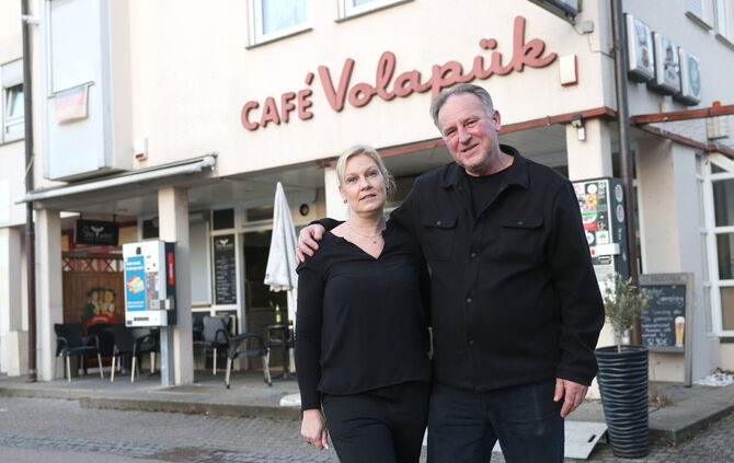 Ina Haußer und Umberto Arnold vor dem "Volapük", das sie vor sechs Jahren übernommen haben.
