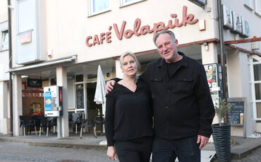 Ina Haußer und Umberto Arnold vor dem "Volapük", das sie vor sechs Jahren übernommen haben.