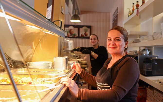 Mitarbeiterin Ayşe Ünlük steht hinter der Theke im "Bravissimo" und verteilt ihre beliebten und günstigen Pasta-Gerichte