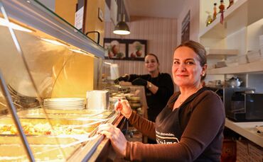 Mitarbeiterin Ayşe Ünlük steht hinter der Theke im "Bravissimo" und verteilt ihre beliebten und günstigen Pasta-Gerichte