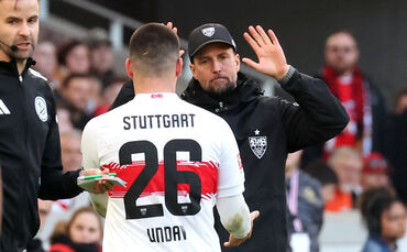 VfB-Trainer Sebastian Hoeneß klatscht mit Stürmer Deniz Undav ab.