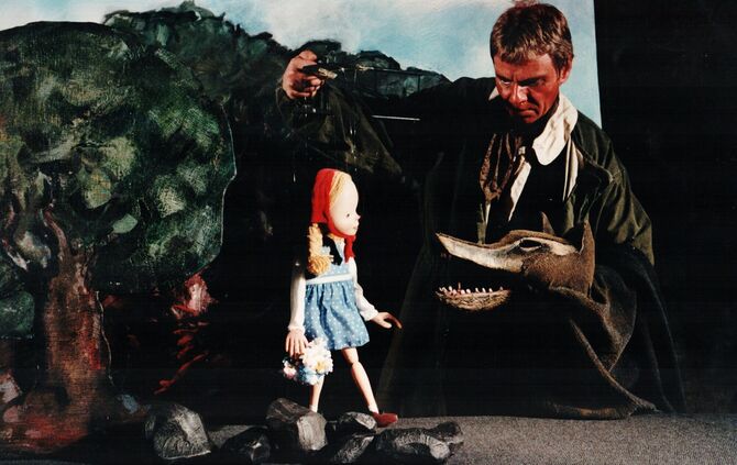 Puppenspieler Veit Utz Bross führt „Das Rotkäppchen" im Theater unterm Regenbogen Waiblingen auf.