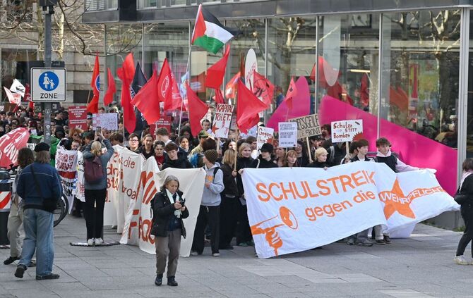 Bundesweiter Schulstreik gegen Wehrpflicht - Stuttgart