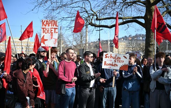 Bundesweiter Schulstreik gegen Wehrpflicht - Stuttgart