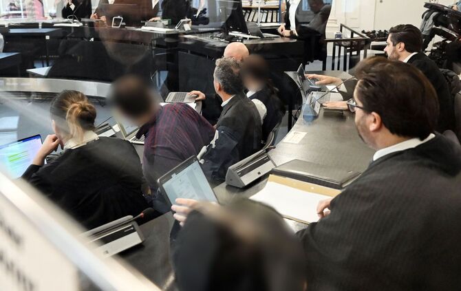 Zwei Ärzte und zwei Pflegekräfte sind vor Gericht. (Archivbild)