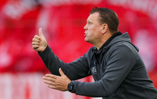 Essens Trainer Uwe Koschinat konnte sich über den 1:0-Sieg kaum freuen (Archivbild).