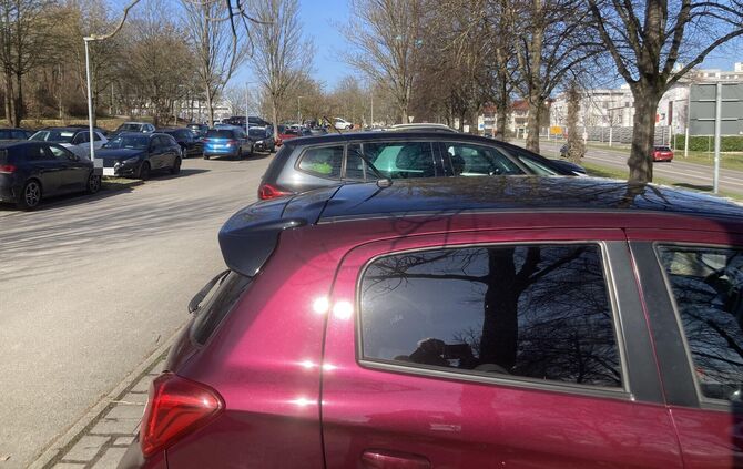 Der Parkplatz am Weinstadt-Stadion ist oft schon vormittags fast vollständig gefüllt. Seit Eröffnung des in der Nähe liegenden n