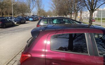 Der Parkplatz am Weinstadt-Stadion ist oft schon vormittags fast vollständig gefüllt. Seit Eröffnung des in der Nähe liegenden n