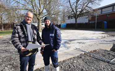 Dort wo aktuell nur die alte Betonplatte den Boden ziert, soll bis zum Saisonstart  der neue Kinderbereich im Waiblinger Freibad