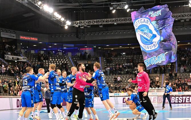 Nach dem grandiosen Sieg gegen den THW Kiel feierte der TVB Stuttgart ausgelassen.