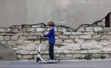 Der Junge wollte mit seinem Cityroller die Straße überqueren (Symbolfoto).