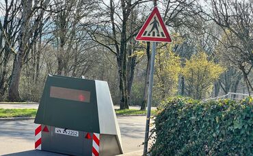 Ein Anwohner beschwerte sich darüber, dass der Blitzer zu nah an der Straßeneinmündung steht. Das Foto wurde aus der Einmündung 