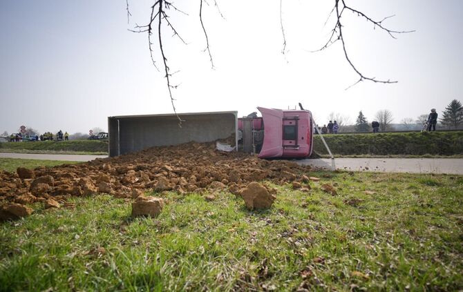 Der Lastwagen hatte Erde geladen und kippte um.