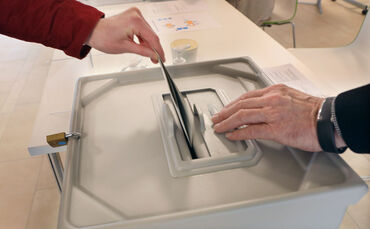 Von 8 bis 18 Uhr kann man am Wahlsonntag seine Stimme im zugewiesenen Wahllokal abgeben, wenn man nicht bereits per Briefwahl ab