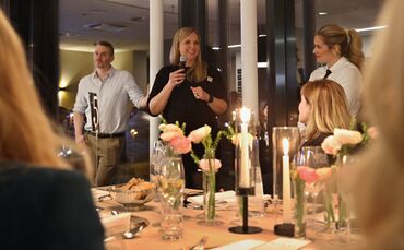 Charity Dinner bei Riani: Felix Ellwanger, Larissa Rauter (Arche) und Mona Buckenmaier (rechts).