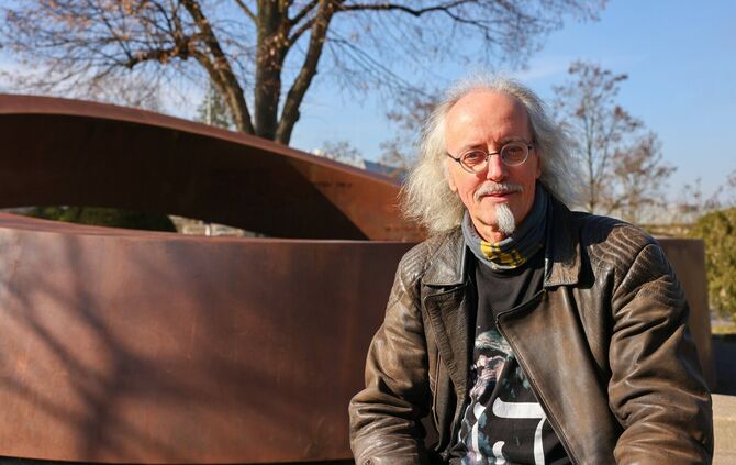 Uwe Schill am Gedenkring im Stadtgarten. Er sagt: "Vergebung, wo erforderlich, ist auch sehr wichtig und hilfreich."