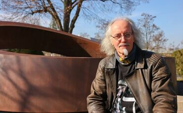 Uwe Schill am Gedenkring im Stadtgarten. Er sagt: "Vergebung, wo erforderlich, ist auch sehr wichtig und hilfreich."