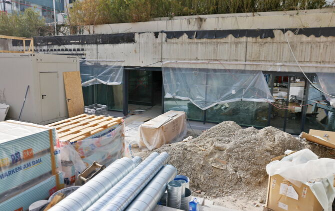 Baustelle Rewe am Postplatz: Langsam wird die neue Fassade erkennbar.