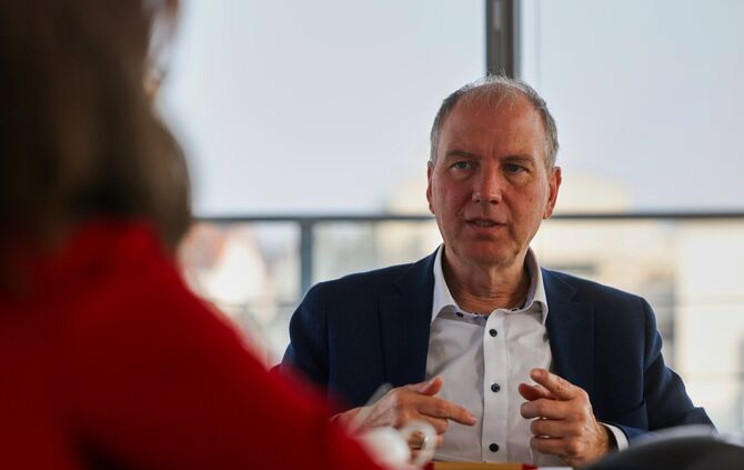 Kreissparkassenchef Uwe Burkert hat gute Gründe, weshalb er sich selbst in diesen turbulenten Zeiten seinen Optimismus bewahrt.