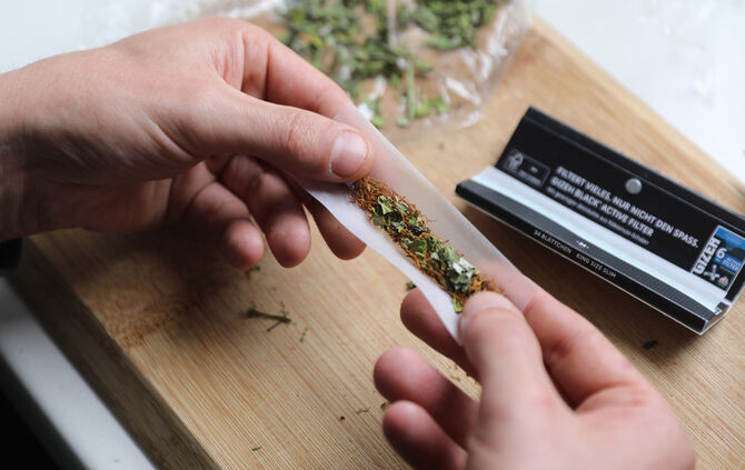 Cannabis in kleinen Mengen darf man besitzen. Unter Cannabis-Einfluss Auto zu fahren, ist nach wie vor verboten.