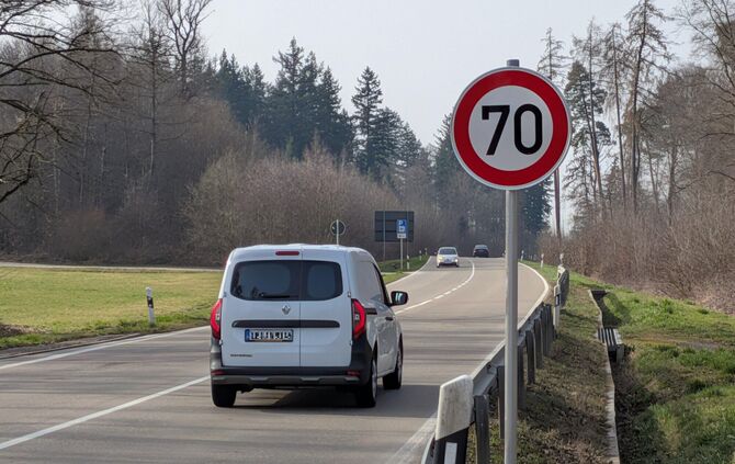 Seit wenigen Tagen stehen Tempo-70-Schilder an der Landesstraße zwischen der Goldbodenkreuzung und Hohengehren.