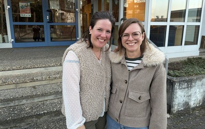 Die Mitorganisatorinnen Jaqueline Seibold (33) und Christin Hilt (39) vor dem evangelischen Gemeindehaus in Rommelshausen, wo de