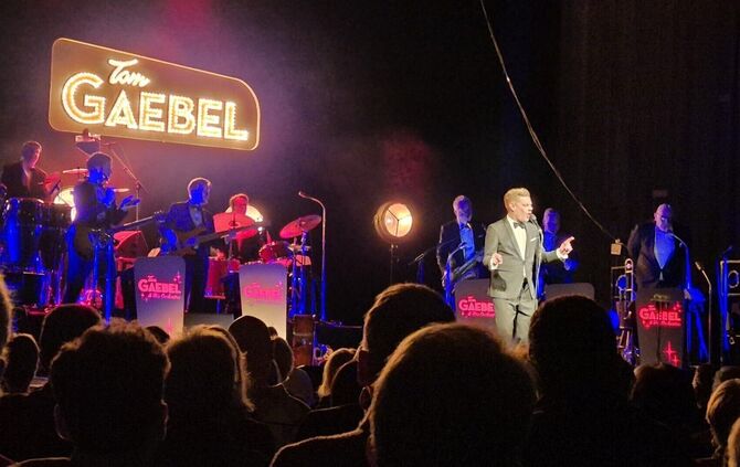 Mal mit Scheinwerfer, mal ohne: Sänger Tom Gaebel bei seinem Auftritt in Esslingen.
