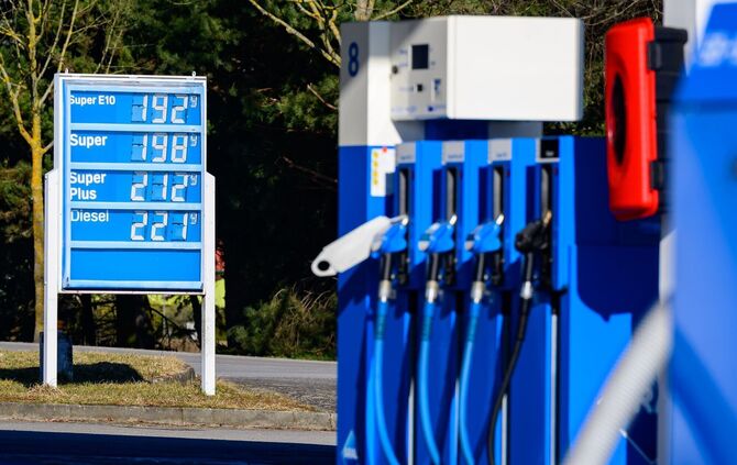 Nach dem Beginn des Iran-Kriegs sind in Deutschland die Spritpreise in die Höhe geschossen. (Symbolbild)