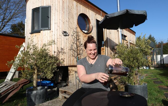 Janina Franziskus ist vor einem Jahr in ihr autarkes Tiny-House in Haubersbronn eingezogen.