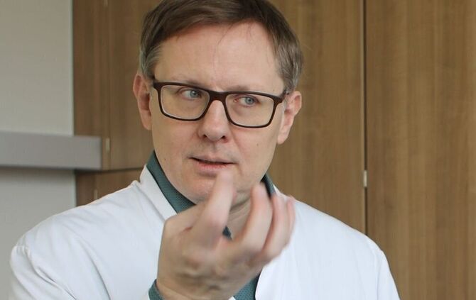 Auf die saubere Hand kommt's an! Dr. Torsten Ade von den Rems-Murr-Kliniken.