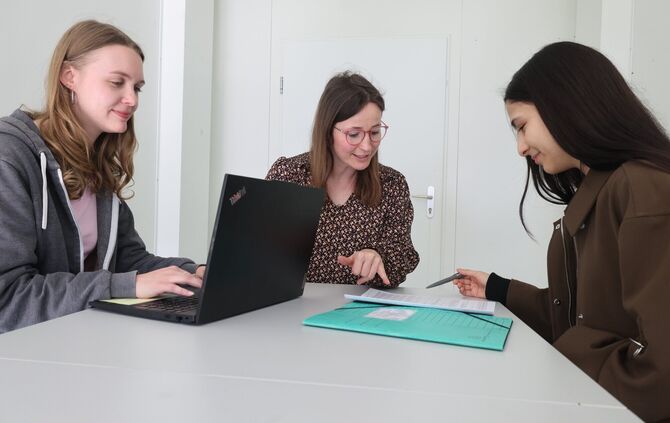 Roaia Hussaini (rechts) mit Sozialarbeiterin Marina Dendler (links) und deren Chefin Judith Schulz. Die 19-jährige Afghanin lebt