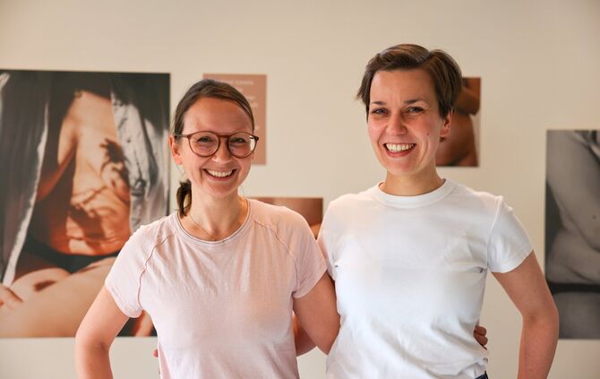 Kursleiterin Pia Schempp (links) und Koordinatorin Maria Holzmann (rechts).