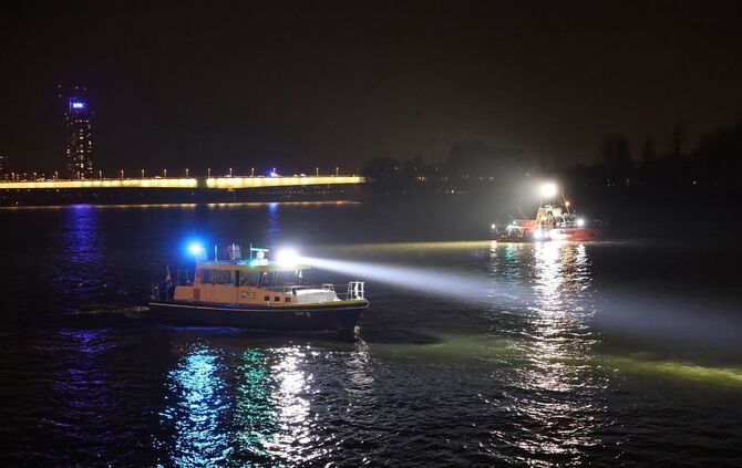 PKW fährt in den Rhein - eine Person lebensgefährlich verletzt