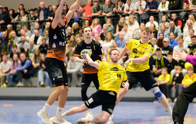 Robin Lidle (mit Ball) erzielte im Derby gegen den VfL Waiblingen sechs Treffer für die SG Weinstadt.