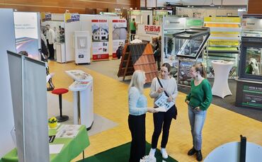 Die Baumesse bietet die Gelegenheit, mit Interessierten und Kunden ins Gespräch zu kommen.