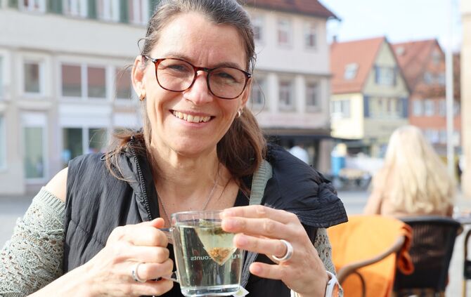 Tanja Zott mit einem Minztee: Sie fastet nach der Buchinger-Lützner-Methode.