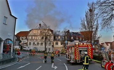 Der Dachstuhl des historischen Fachwerkhauses ist komplett abgebrannt.