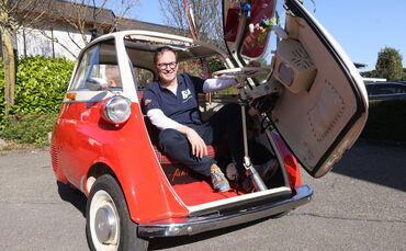 Bernd Schlümer in seiner geliebten Isetta: Durch eine Art Kühlschranktür steigt man in den Oldtimer ein.